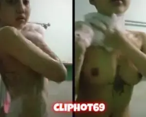 Clip sex em gái vú to vừa tắm vừa khoe hàng – Cliphot69